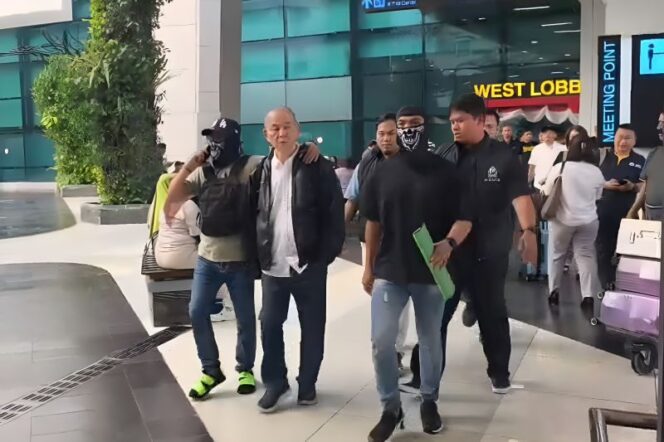 
					Keterangan : Yuwanky, Tersangka kasus peredaran gelap narkotika saat diringkus usai melarikan diri ke singapura
