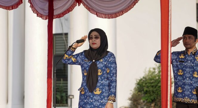 
					Sekretaris Daerah Provinsi (Sekdaprov) Kepulauan Riau, Misni bertindak selaku inspektur upacara pada peringatan HUT ke-81 Republik Indonesia di lingkungan Pemerintah Provinsi Kepri di Kantor Gubernur Kepri, Dompak, Senin (17/8/2026). 