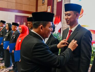 Gubernur Kepri Ansar Ahmad menyematkan Tanda Kehormatan Satyalancana Karya Satya kepada PNS Pemprov Kepulauan Riau di Balairung Wan Seri Beni, Dompak, Jumat (14/8/2026). Sebanyak 610 PNS Pemprov Kepri menerima tanda kehormatan ini di tahun 2026. 