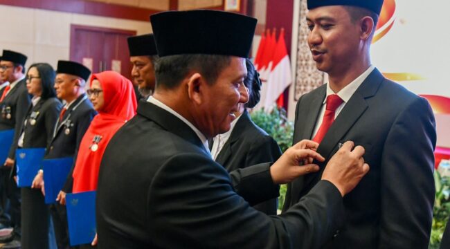 Gubernur Kepri Ansar Ahmad menyematkan Tanda Kehormatan Satyalancana Karya Satya kepada PNS Pemprov Kepulauan Riau di Balairung Wan Seri Beni, Dompak, Jumat (14/8/2026). Sebanyak 610 PNS Pemprov Kepri menerima tanda kehormatan ini di tahun 2026. 
