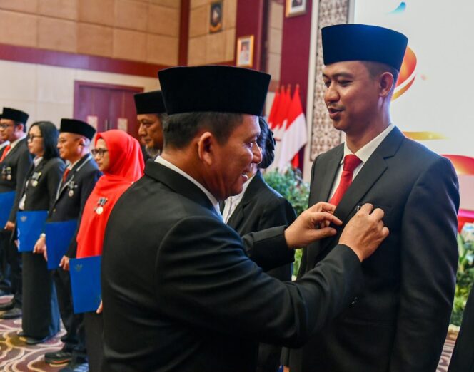 
					Gubernur Kepri Ansar Ahmad menyematkan Tanda Kehormatan Satyalancana Karya Satya kepada PNS Pemprov Kepulauan Riau di Balairung Wan Seri Beni, Dompak, Jumat (14/8/2026). Sebanyak 610 PNS Pemprov Kepri menerima tanda kehormatan ini di tahun 2026. 