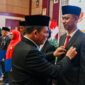 Gubernur Kepri Ansar Ahmad menyematkan Tanda Kehormatan Satyalancana Karya Satya kepada PNS Pemprov Kepulauan Riau di Balairung Wan Seri Beni, Dompak, Jumat (14/8/2026). Sebanyak 610 PNS Pemprov Kepri menerima tanda kehormatan ini di tahun 2026. 