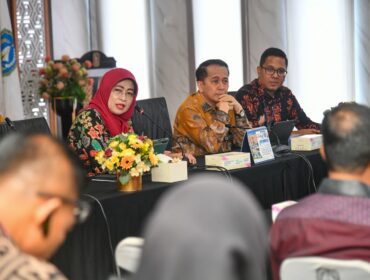 Sekdaprov Kepri Misni dalam Rakor Harmonisasi Program Prioritas Nasional dan Daerah serta Pedoman Ymum Penyusunan APBD Tahun Anggaran 2027 di Kantor Graha Kepri, Batam, Kamis (13/8/2026). 