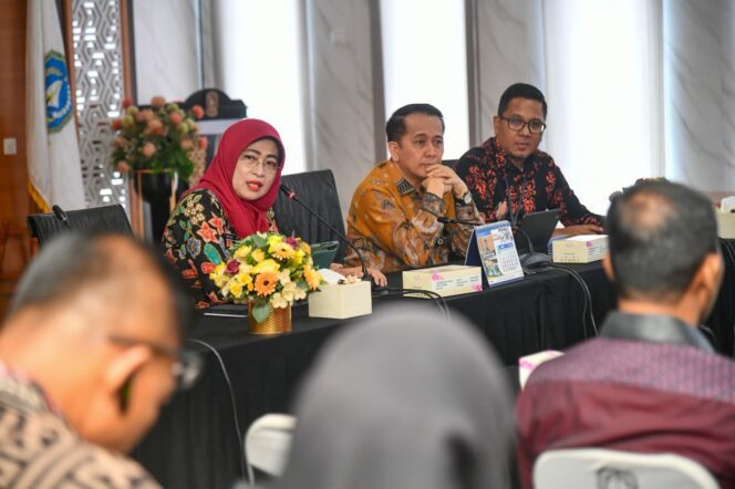 
					Sekdaprov Kepri Misni dalam Rakor Harmonisasi Program Prioritas Nasional dan Daerah serta Pedoman Ymum Penyusunan APBD Tahun Anggaran 2027 di Kantor Graha Kepri, Batam, Kamis (13/8/2026). 