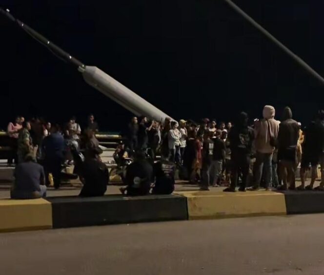 
					Ket foto: warga melihat proses pencarian tim SAR