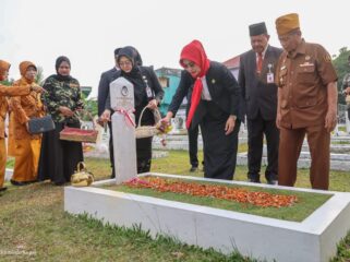 Sekdaprov Kepri Misni bersama para Veteran dan sejumlah pimpinan OPD melaksanakan tabur bunga di makam veteran di Taman Makam Pahlawan Pusara Bhakti Tanjungpinang, Senin (10/8/2026). Tambur bunga dilaksanakan dalam upacara memperingati Hari Veteran tahun 2026.