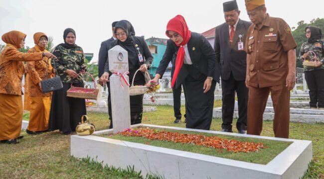 Sekdaprov Kepri Misni bersama para Veteran dan sejumlah pimpinan OPD melaksanakan tabur bunga di makam veteran di Taman Makam Pahlawan Pusara Bhakti Tanjungpinang, Senin (10/8/2026). Tambur bunga dilaksanakan dalam upacara memperingati Hari Veteran tahun 2026.