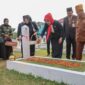 Sekdaprov Kepri Misni bersama para Veteran dan sejumlah pimpinan OPD melaksanakan tabur bunga di makam veteran di Taman Makam Pahlawan Pusara Bhakti Tanjungpinang, Senin (10/8/2026). Tambur bunga dilaksanakan dalam upacara memperingati Hari Veteran tahun 2026.