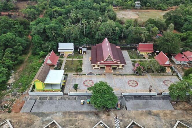 
					Balai Adat di Pulau Penyengat, Tanjungpinang, terlihat dari udara. Terlihat revitalisasi dilaksnakan Pemprov Kepri di kawasan ini merubah wajah bangunan sebagai pusat musyawarah, tempat penyambutan tamu penting, dan wadah kegiatan budaya Melayu di Pulau Penyengat. 