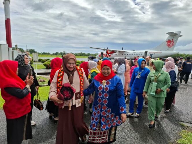 
					Tiba di Bumi Ate Fulawan, Kak Na Serahkan Bufferstok Senilai Rp2.2 Miliar