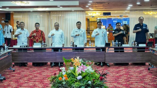 
					Pembahasan langkah strategis penyusunan skema SBT bagi masyarakat perbatasan Kabupaten Karimun dan Kabupaten Kepulauan Meranti di Golden View Hotel, Batam, Rabu (23/9/2026). 