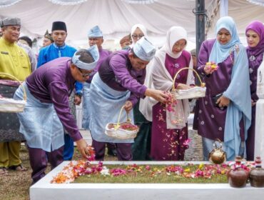 Gubernur Ansar Ahmad dan Wakil Gubernur Nyanyang Haris Pratamura melaksanakan tabur bunga di makam Mantan Gubernur Kepri H Muhammad Sani, Kamis (24/9/2026). 
