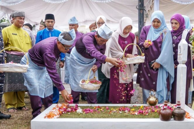 
					Gubernur Ansar Ahmad dan Wakil Gubernur Nyanyang Haris Pratamura melaksanakan tabur bunga di makam Mantan Gubernur Kepri H Muhammad Sani, Kamis (24/9/2026). 