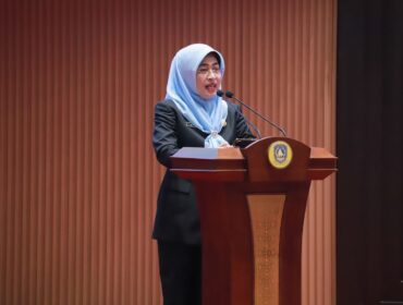 Sekdaprov Kepri menyampaikan jawaban Pemerintah Provinsi Kepri atas pandangan umum Fraksi-fraksi DPRD Kepri terhadap nota keuangan Ranperda Perubahan APBD tahun 2026 dalam rapat sidang utama, Kamis (17/9/2026). 
