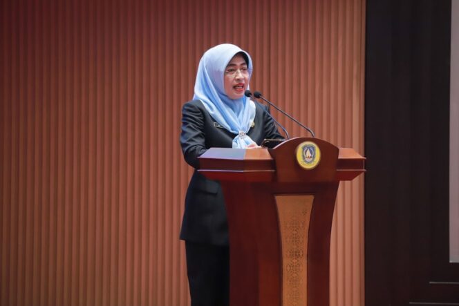
					Sekdaprov Kepri menyampaikan jawaban Pemerintah Provinsi Kepri atas pandangan umum Fraksi-fraksi DPRD Kepri terhadap nota keuangan Ranperda Perubahan APBD tahun 2026 dalam rapat sidang utama, Kamis (17/9/2026). 