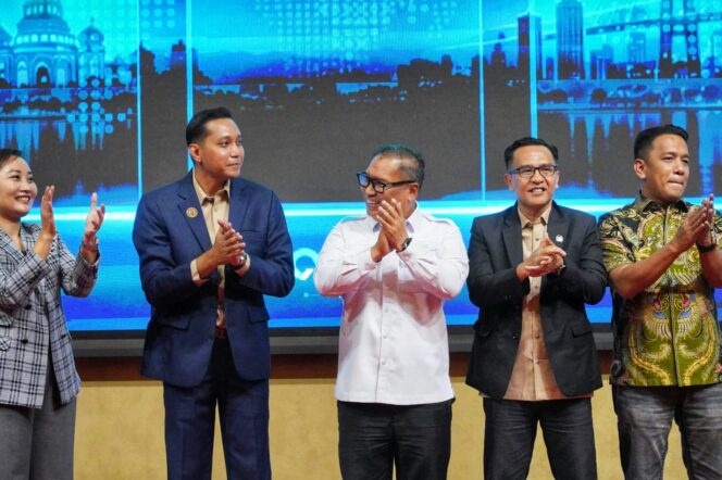 
					Pembuka Kepri International Business Forum tahun 2026 di Ballroom Hotel Harmoni One, Batam, (Rabu (23/9/2026). Wakil Gubernur Kepri Nyanyang Haris Pratamura menghadiri sekaligus membuka kegiatan ini. 