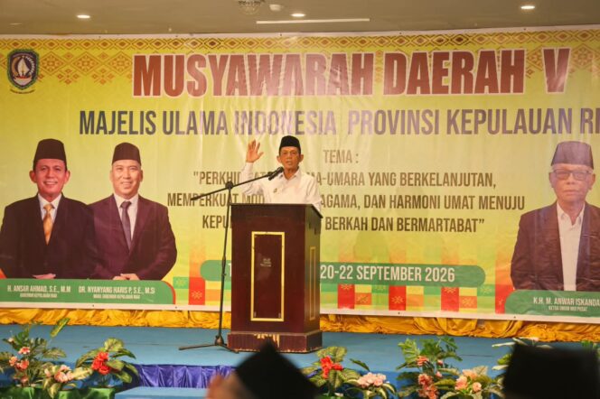 
					Gubernur Kepulauan Riau Ansar Ahmad menyampaikan kata sambutan dalam Musda V MUI Kepri digelar di Hotel CK Tanjungpinang, Minggu (20/9/2026). 
