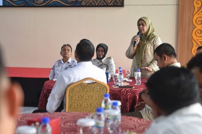 
					Ketua Dekranasda Provinsi Kepri, Dewi Kumalasari memimpin rapat finalisasi persiapan Dekrafest 2026 di Gedung Dekranasda Kepri, Rabu (16/9/2026). 