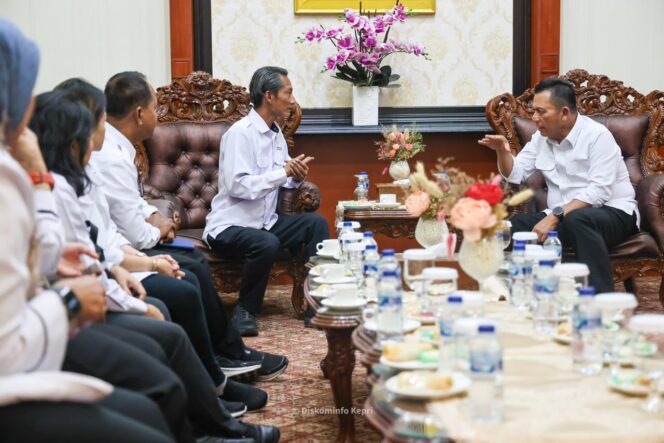 
					Gubernur Kepri Ansar Ahmad berdiskusi bersama Kepala BKKBN Provinsi Kepri yang baru Victor Palimbong di Gedung Daerah, Tanjungpinang, Rabu (9/9/20206). Dalam pertemuan dibahas sejumlah hal terkait penguatan koordinasi dan sinergi dalam memperkuat berbagai program kependudukan dan pembangunan keluarga.
