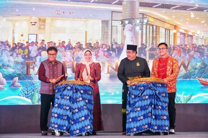 
					Sekdaprov Kepri turut menabuh gendang, membuka penyelenggaraan Gebyar Melayu Pesisir 2026 digelar di K Square, Batam, Kamis (17/9/2026). 