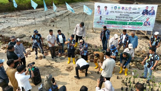 
					Wakil Gubernur Kepri Nyanyang Haris Pratamura terjun langsung dalam aksi nyata peduli lingkungan digelar Ikatan Pemuda Karya (IPK) Kepri dan IPK Batam di Pantai Vio Vio, Jembatan 5 Barelang, Selasa (8/9/2026). 