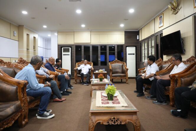 
					Wali Kota Batam, Amsakar Achmad, bersama pengurus FKDM Kota Batam di Kantor Wali Kota Batam, Rabu (2/9/2026). 