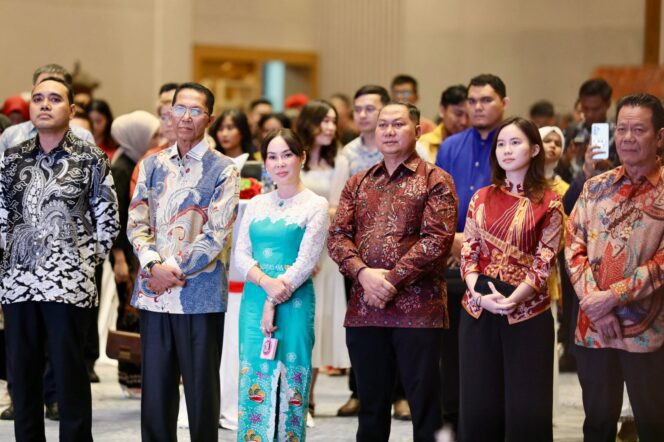 
					Wali Kota Batam, Amsakar Achmad, bersama Wakil Wali Kota Batam, Li Claudia Chandra, menghadiri Singapore National Day Reception di Grand Ballroom Hotel Radisson, Sukajadi, Kecamatan Batam Kota, Kamis (3/9/2026) malam. 