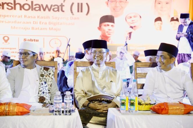 
					Wali Kota Batam, Amsakar Achmad, menghadiri Belakang Padang Bershalawat Jilid 2 di Lapangan Indra Sakti, Kecamatan Belakang Padang, Sabtu (5/9/2026) malam. 