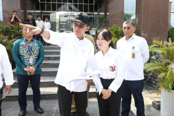 
					Wali Kota Batam, Amsakar Achmad, bersama Wakil Wali Kota Batam, Li Claudia Chandra. 