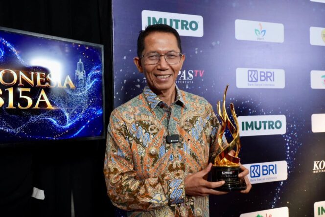 
					Menteri PANRB, Rini Widyantini, menyerahkan piala penghargaan kepada Wali Kota Batam, Amsakar Achmad, di Birawa Assembly Hall, Hotel Bidakara, Jakarta, Rabu (9/9/2026) malam. 