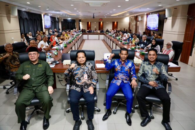 
					Asisten Ekonomi dan Pembangunan Sekretariat Daerah Kota Batam, Suhar, menghadiri FGD penyusunan Naskah Akademik dan RUU BUMD yang digelar di Kantor Wali Kota Batam, Kamis (10/9/2026).