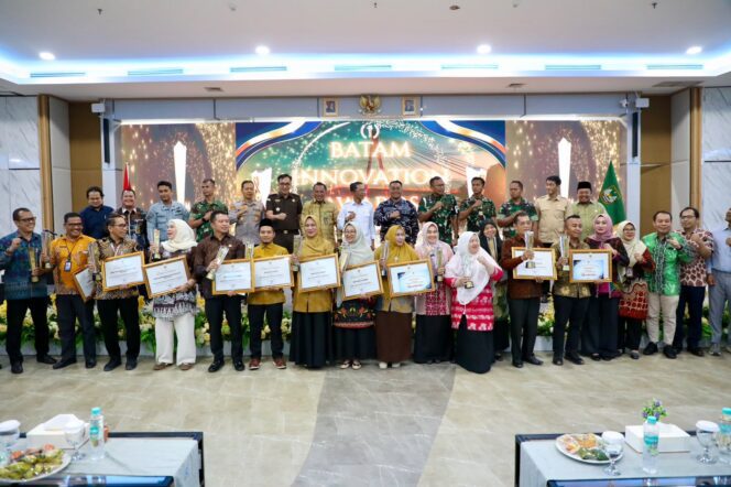 
					Wali Kota Batam, Amsakar Achmad, bersama Forkopimda Batam dan pemenang BIA 2026 usai penyerahan piala dan piagam di Auditorium Politeknik Negeri Batam, Kamis (10/9/2026). 