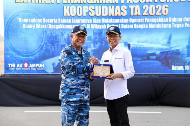 
					Wali Kota Batam, Amsakar Achmad, menghadiri latihan penanganan pasca-force down Koopsudnas Tahun Anggaran 2026 di Bandara Internasional Hang Nadim Batam, Jumat (11/9/2026). 