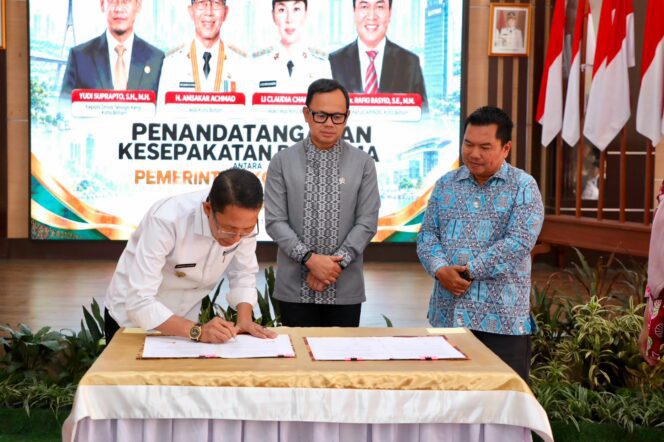
					Wali Kota Batam, Amsakar Achmad, menandatangani kesepakatan antar Pemko Batam dan APINDO Batam dan disaksikan Wamendagri, Bima Arya, di Kantor Wali Kota Batam, Jumat (11/9/2026). 