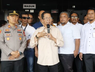 Wali Kota Batam, Amsakar Achmad, menemui pekerja di depan Kantor Wali Kota Batam, Rabu (16/9/2026). 