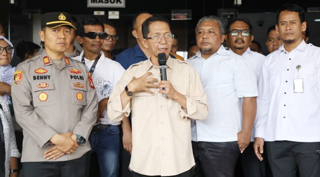 Wali Kota Batam, Amsakar Achmad, menemui pekerja di depan Kantor Wali Kota Batam, Rabu (16/9/2026). 
