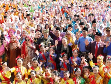 Wali Kota Batam, Amsakar Achmad, dan Wakil Wali Kota Batam, Li Claudia Chandra, bersama sejumlah pejabat dan pelajar menggunakan pakaian Melayu, belum lama ini. 
