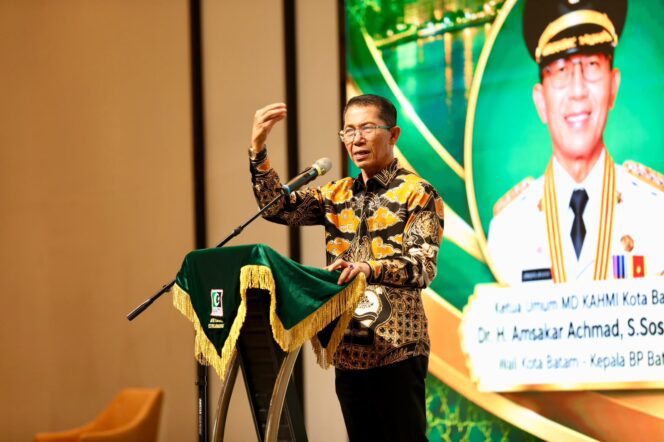
					Wali Kota Batam, Amsakar Achmad, menyampaikan sambutan saat menghadiri Musda VII MD KAHMI dan FORHATI Kota Batam di Swiss-Belhotel Harbour Bay, Sabtu (19/9/2026).