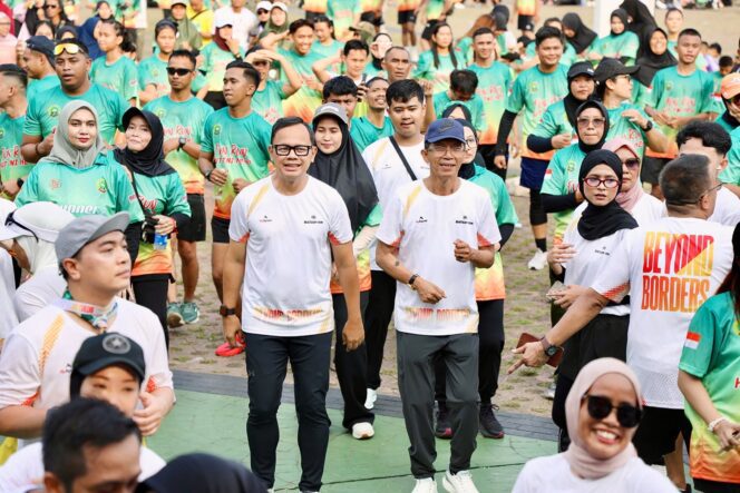 
					Wali Kota Batam, Amsakar Achmad, bersama Wamendagri, Bima Arya, turut menyemarakkan Batam 10K 2026 di Dataran Engku Putri, Batam Centre, Minggu (20/9/2026). 