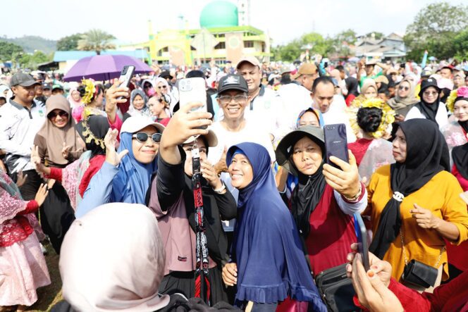 
					Warga berswafoto bersama Wali Kota Batam, saat menghadiri Fun Bike dan Senam Sehat Kecamatan Sungai Beduk di Lapangan Bola Usman Harun, Kecamatan Sungai Beduk, Minggu (20/9/2026). 