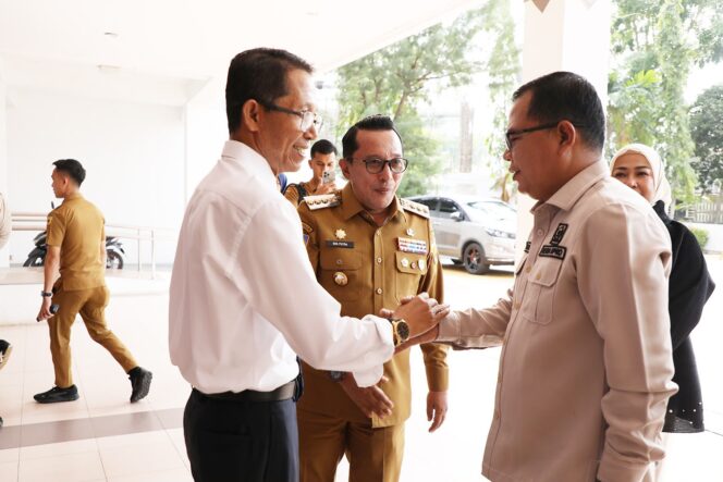 
					Wali Kota Batam, Amsakar Achmad, bersama Bupati Tanah Datar, Eka Putra, saat bertemu di Kantor Wali Kota, Senin (21/9/2026). 