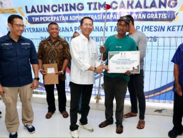 Wali Kota Batam, Amsakar Achmad, menyerahkan bantuan sarana dan prasarana perikanan saat meresmikan Tim Cakalang di Pulau Kasu, Belakang Padang, Selasa (22/9/2026). 