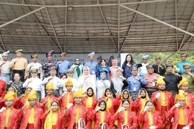 
					Wali Kota Batam, Amsakar Achmad, bersama Wakil Wali Kota Batam, Li Claudia Chandra, dan sejumlah pejabat usai upacara HUT ke-24 Kepri tingkat Kota Batam di Dataran Engku Putri, Batam Centre, Kamis (24/9/2026). 