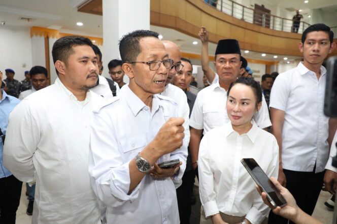 
					Wali Kota Batam, Amsakar Achmad, bersama Wakil Wali Kota Batam, Li Claudia Chandra, memberikan keterangan kepada wartawan belum lama ini.