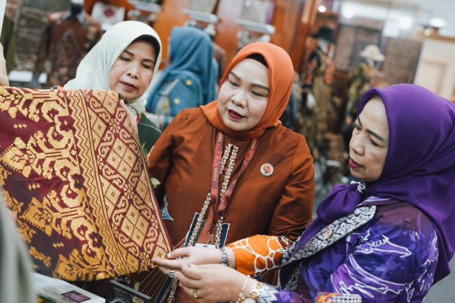 
					Ketua Dekranasda Kota Batam, Erlita Amsakar, bersama rombongan, melihat sejumlah produk saat menghadiri Pameran Kriyanusa 2026 di JCC, Jakarta, Sabtu (26/9/2026). 