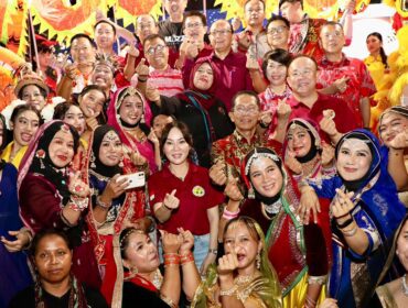 ota Batam, Amsakar Achmad, bersama Wakil Wali Kota Batam, Li Claudia Chandra, bersama sejumlah komunitas saat menghadiri Mooncake Festival Kota Batam di Kompleks Bumi Indah, Lubukbaja, Minggu (27/9/2026) malam. HUMAS