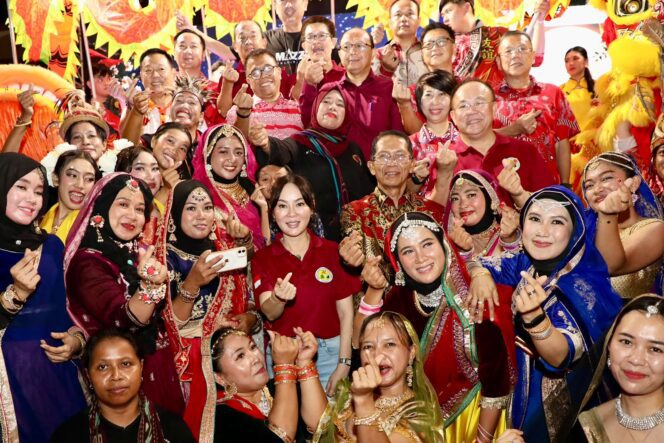 
					ota Batam, Amsakar Achmad, bersama Wakil Wali Kota Batam, Li Claudia Chandra, bersama sejumlah komunitas saat menghadiri Mooncake Festival Kota Batam di Kompleks Bumi Indah, Lubukbaja, Minggu (27/9/2026) malam. HUMAS