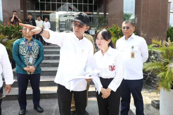 
					Wali Kota Batam, Amsakar Achmad, berbincang dengan Wakil Wali Kota Batam, Li Claudia Chandra, belum lama ini. 