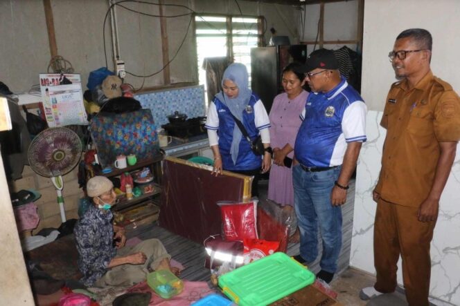 
					Kunjungi Rumah Roboh, Ketua PKK Bantu Family Kit Hingga Sembako