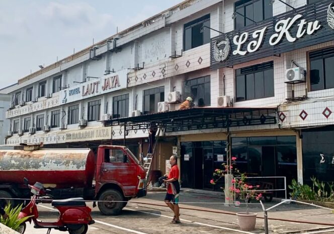 
					DPK Tanjungpinang Kerahkan Dua Armada Padamkan Kebakaran Kamar Hotel Laut Jaya